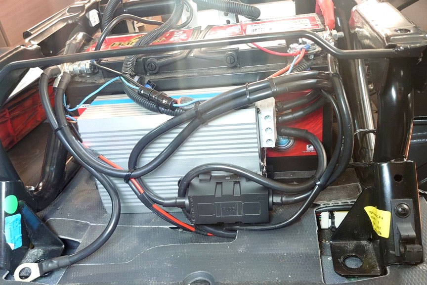 Ladebooster im Wohnmobil - Bordbatterie während der Fahrt laden - din  Busmech - Heizen und Strom im Wohnmobil